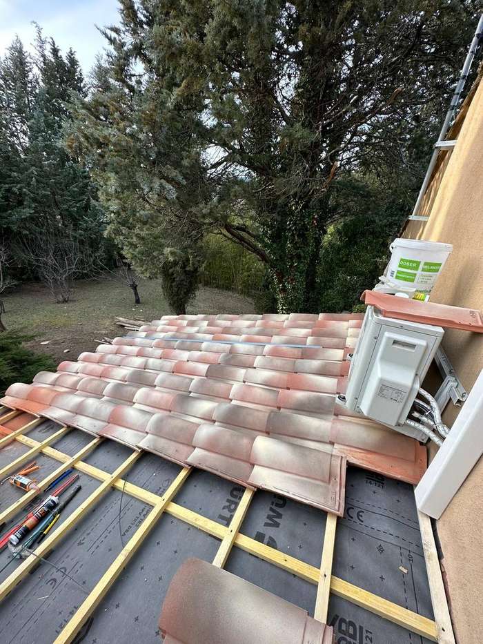 Pose tuiles chantier couvreur Le Tholonet